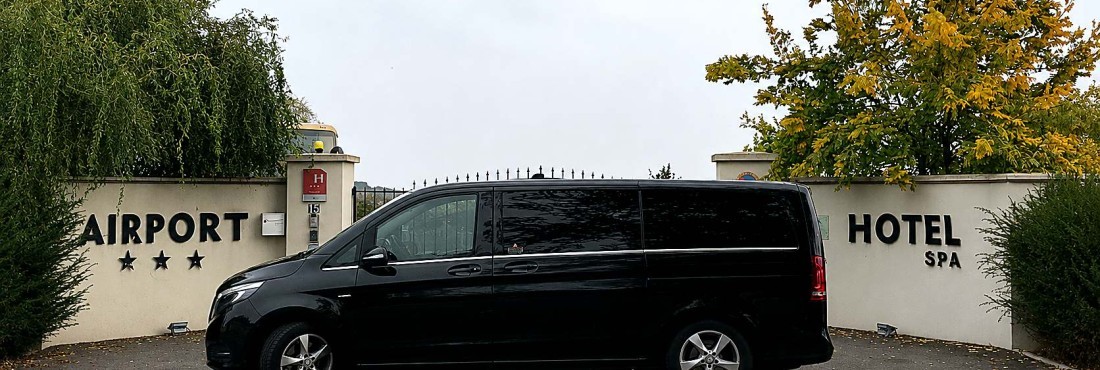 Transfert VTC en van devant un hôtel proche de l'aéroport Charles de Gaulle
