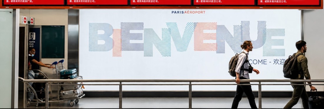 Accueil avec pancarte VTC à la sortie du Terminal 1 de l'aéroport Paris Charles de Gaulle